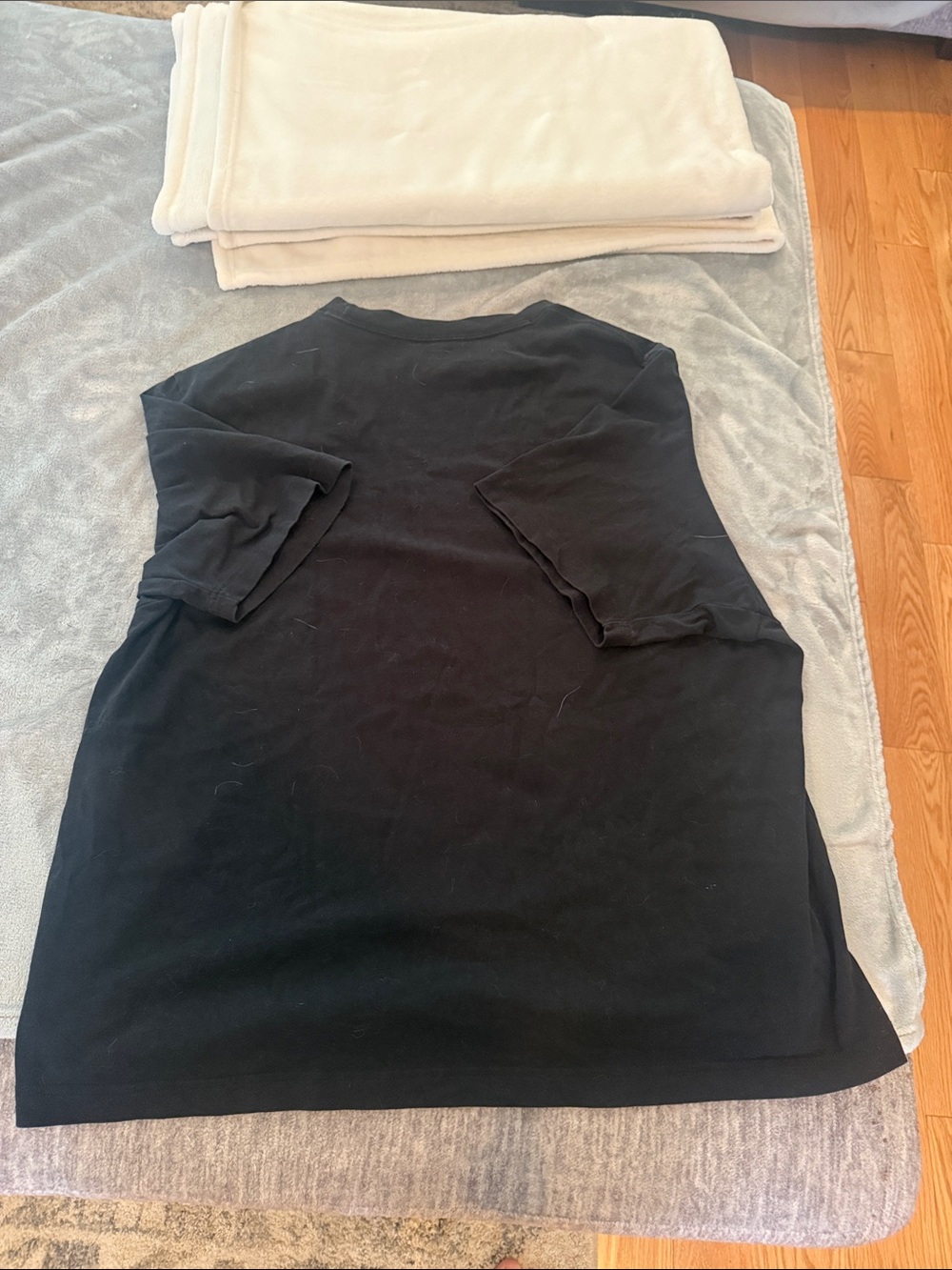 Abercrombie & Fitch Black Short-Sleeve Skyline Tee with White & Gold Graphic - Picture 2 of 3